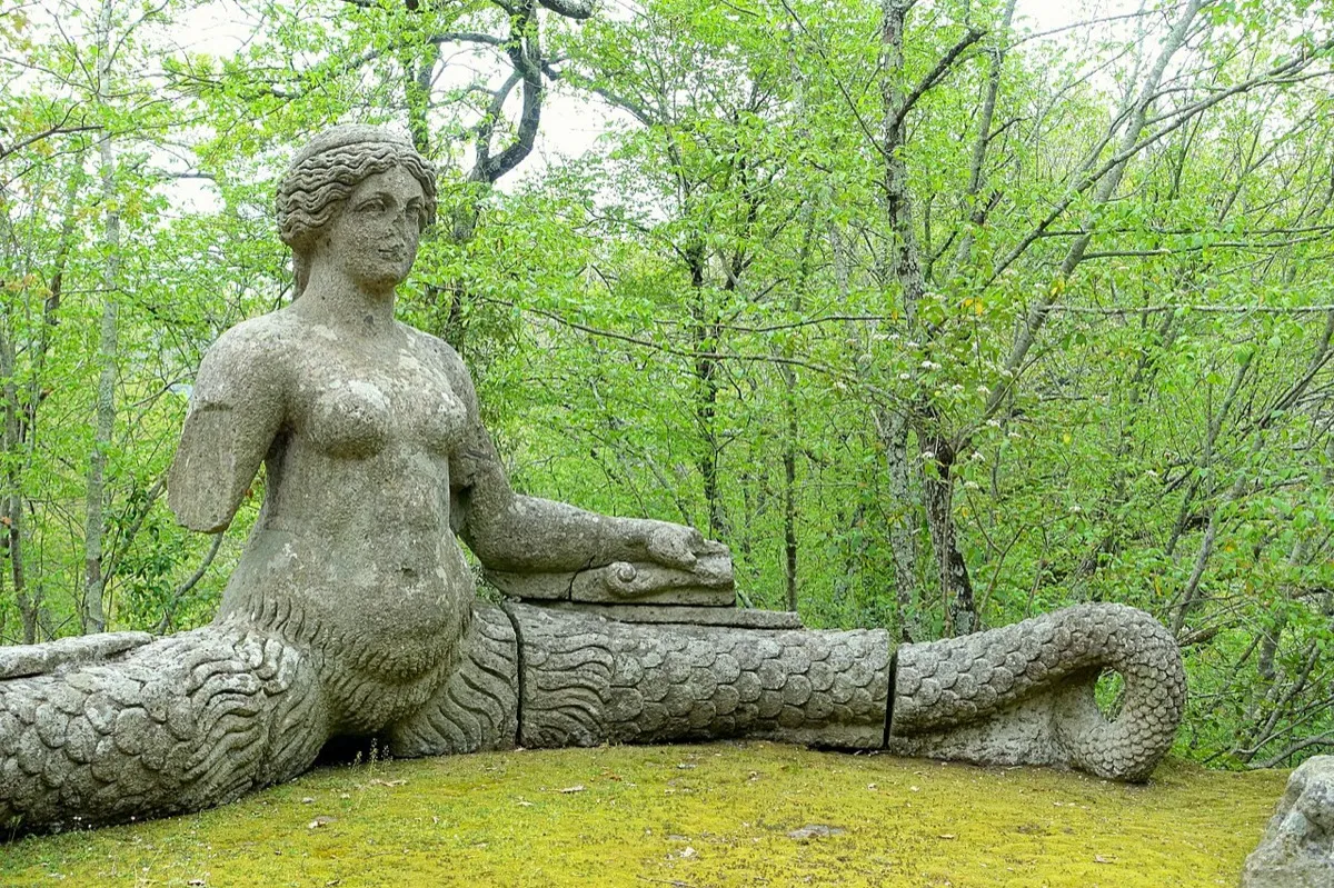 上半身が女、下半身が蛇の尾のエキドナ。ボマルツォの怪物公園の石像。