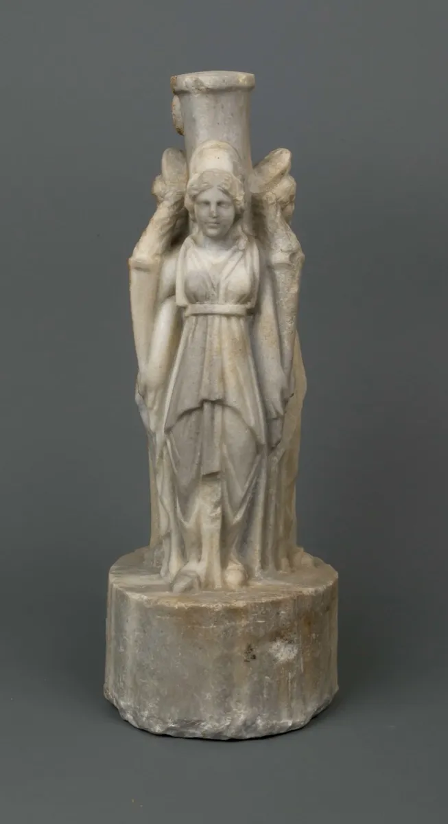 柱のまわりに女神の像を背中合わせに並べた、ローマ時代のヘカテ像。