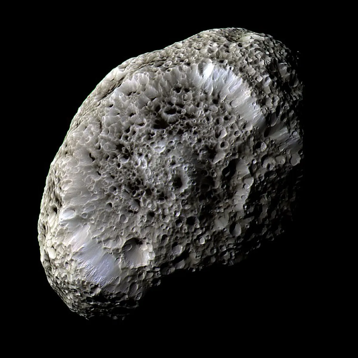 探査機カッシーニが2005年に撮った土星の衛星ヒペリオン。表面は穴だらけで、スポンジのように見える。