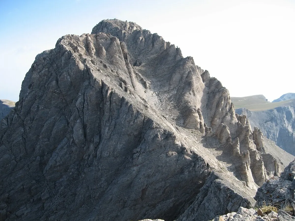 いまのオリュンポス山の最高峰。隣の峰から見た岩の頂。