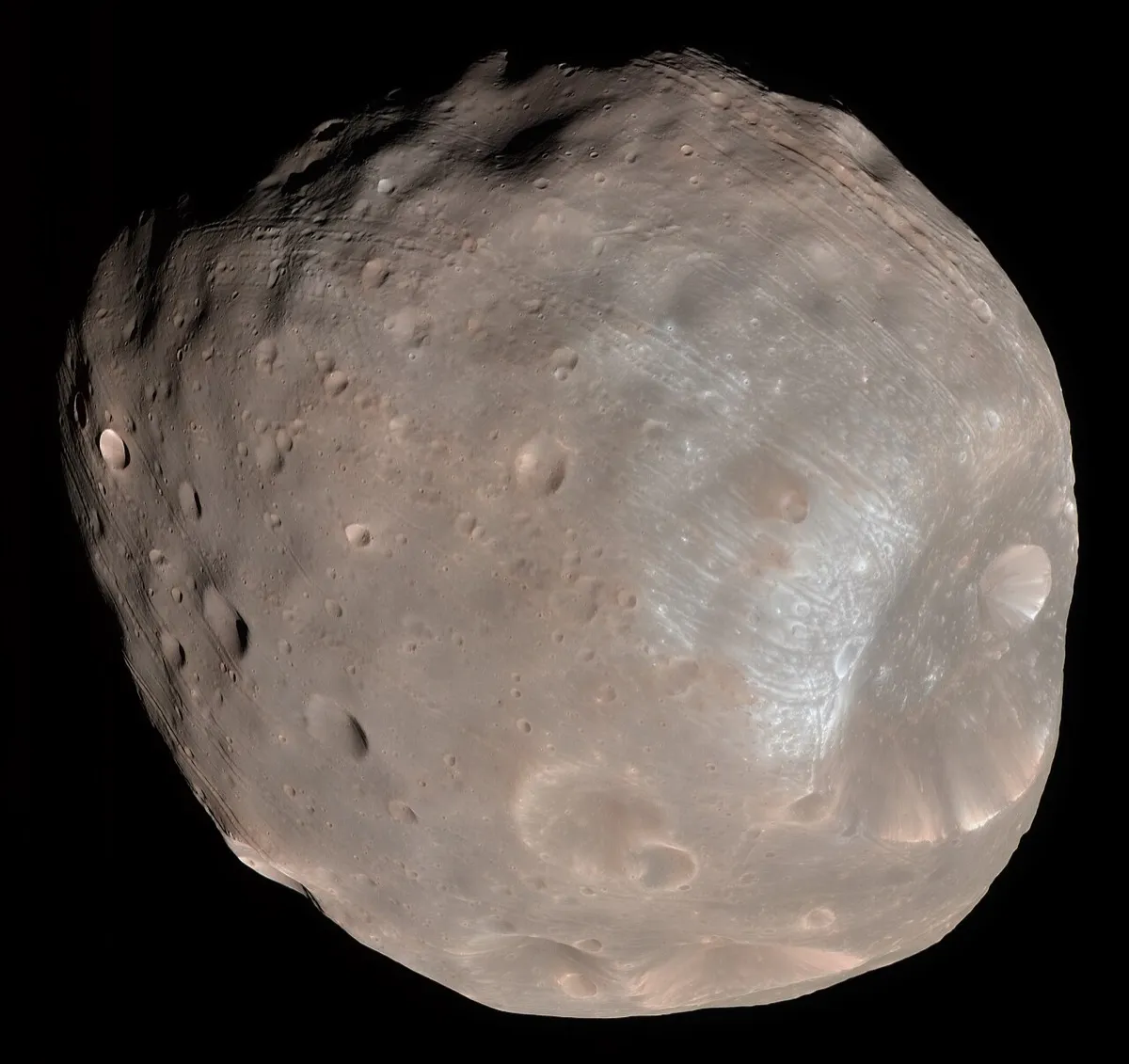 火星の衛星フォボス。2008年、NASAの探査機マーズ・リコネッサンス・オービターが撮影。