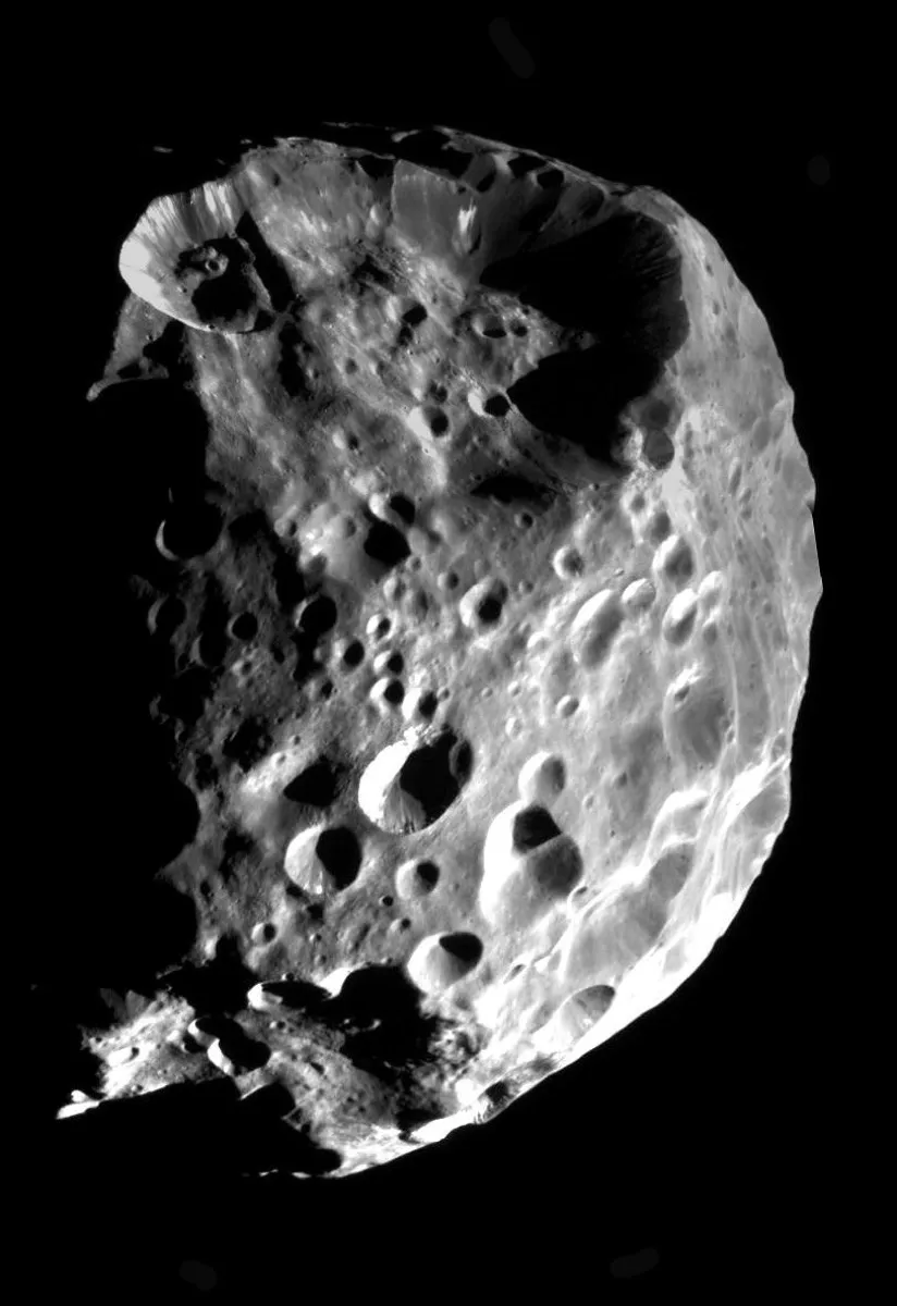 探査機カッシーニが撮影した、土星の衛星フェーベ。