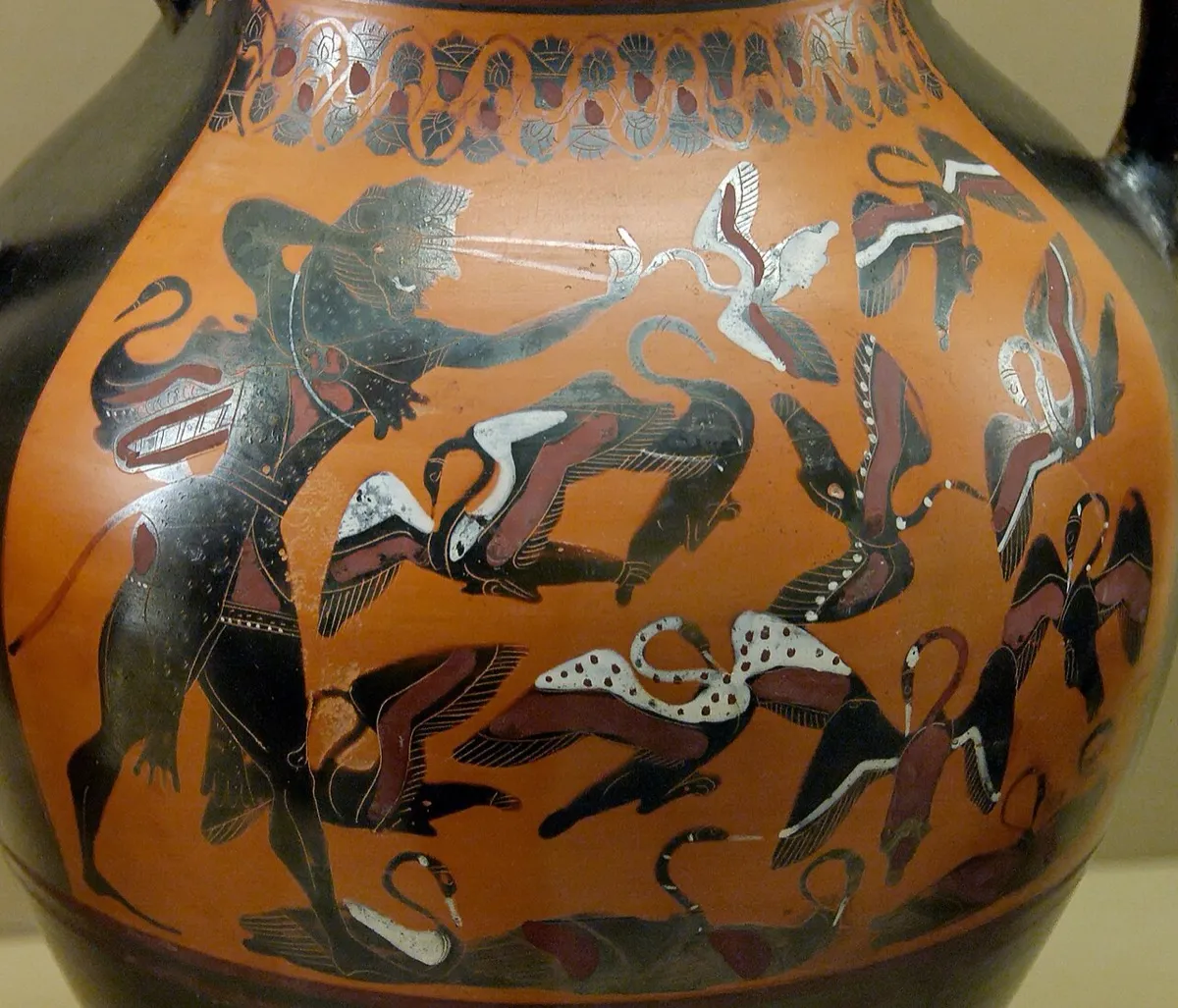 投石器で鳥の群れをねらうヘラクレス。前540年ごろのアテネの壺絵。